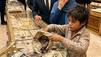 دخل طفلٌ يحمل عملاتٍ باردة… فخرج العالم كلّه أدفأ من قبل