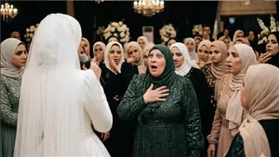 قبل الفرح بساعة، سمعت خطيبي بيهمس في أذن أمه