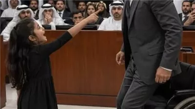 طفلة وقفت أمام القاضي المقعَد وقالت: أطلقوا أبي… وسأجعلكم ترونه يمشي!