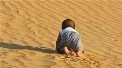 قصة حقيقية لطفل يحبو في الصحراء