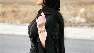 في مدينة أوروبية كنت أقف منتظراً دوري أمام شباك التذاكر